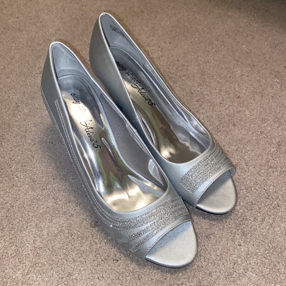 NEW Easy Street Alive 5 sliver sparkle heels